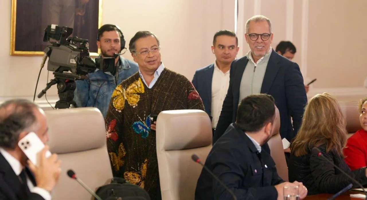 Alfredo Saade en el consejo de ministros junto al presidente Petro. 